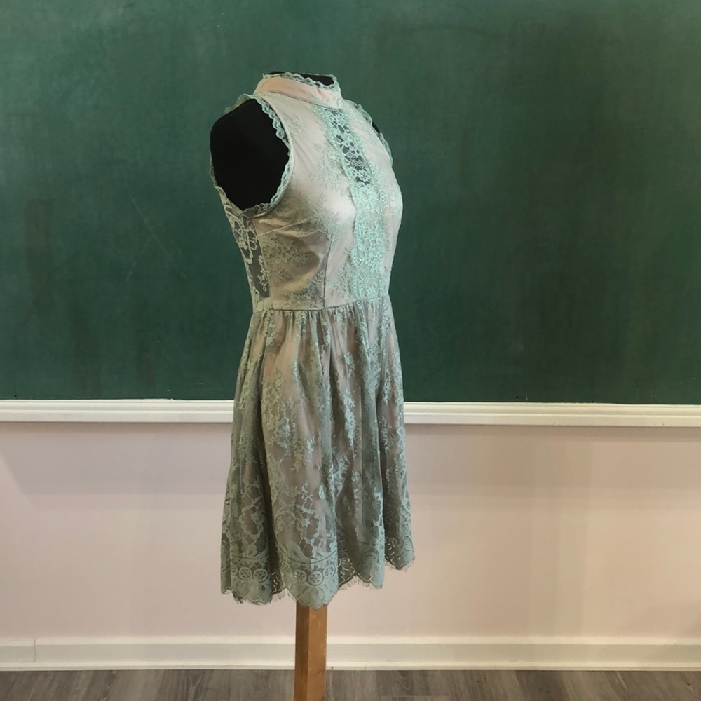 Stretch short lace dress